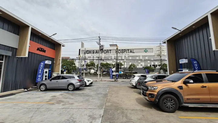 ทางเข้าโครงการจากถนนใหญ่ กิ่งแก้ว บางพลี มองเห็น CH 9 Airport Hospital ฝั่งตรงข้ามถนน