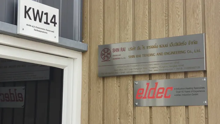 ป้ายบริษัท SHIN RAI Trading and Engineering และป้าย eldec Induction GmbH หน้าห้อง KW14